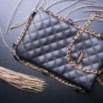 Czarna pikowana torebka na złotym łańcuszku jako elegancki dodatek