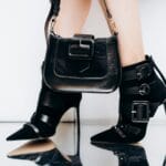 Czarne szpilki i elegancka torebka jako nowoczesne połączenie dodatków