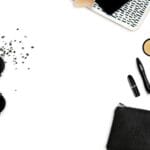 Jasne buty i kosmetyki ułożone płasko, akcesoria do torebki