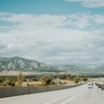 Jesienna górska szosa z widokiem na szczyty w słoneczny dzień