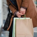 Kobieta z ekologicznymi torbami na zakupy na miejskiej ulicy