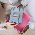 Niebieska torebka vintage w różowym pudełku prezentowym