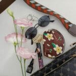 Płaska kompozycja okularów przeciwsłonecznych, kwiatów i kobiecych dodatków