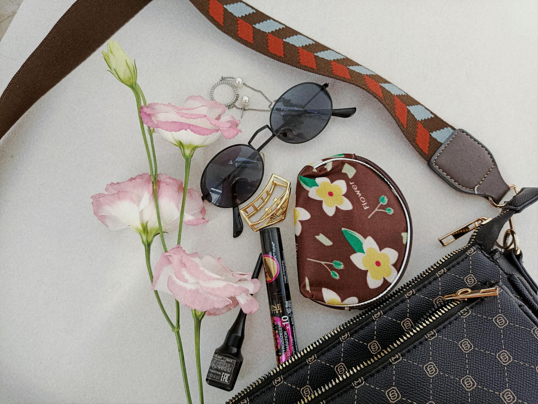 Płaska kompozycja okularów przeciwsłonecznych, kwiatów i kobiecych dodatków