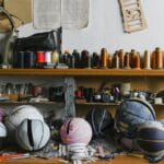 Torebki z motywem koszykówki na stole z nićmi i narzędziami do szycia