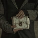 Zbliżenie na kobietę trzymającą elegancką torebkę w stylu vintage