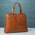 Brązowa skórzana torebka na neutralnym tle