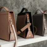 Eleganckie skórzane torebki w różnych kolorach na białej półce