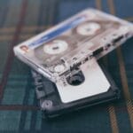 Kasety magnetofonowe leżące na materiałowej kratce