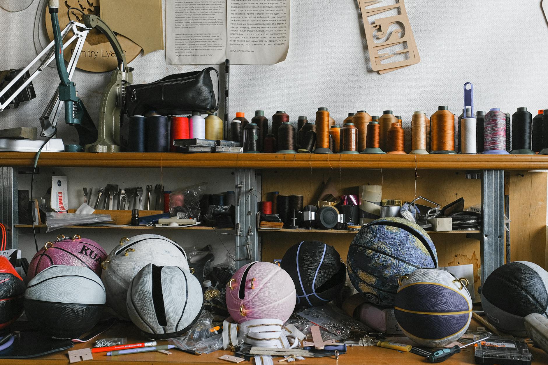 Warsztat rękodzieła z torebkami w stylu koszykarskim i narzędziami do szycia