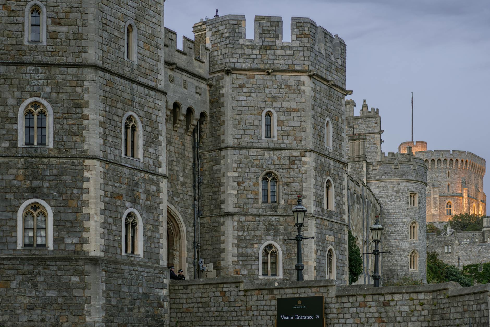 Kamienne mury i wieże zamku Windsor w słoneczny dzień