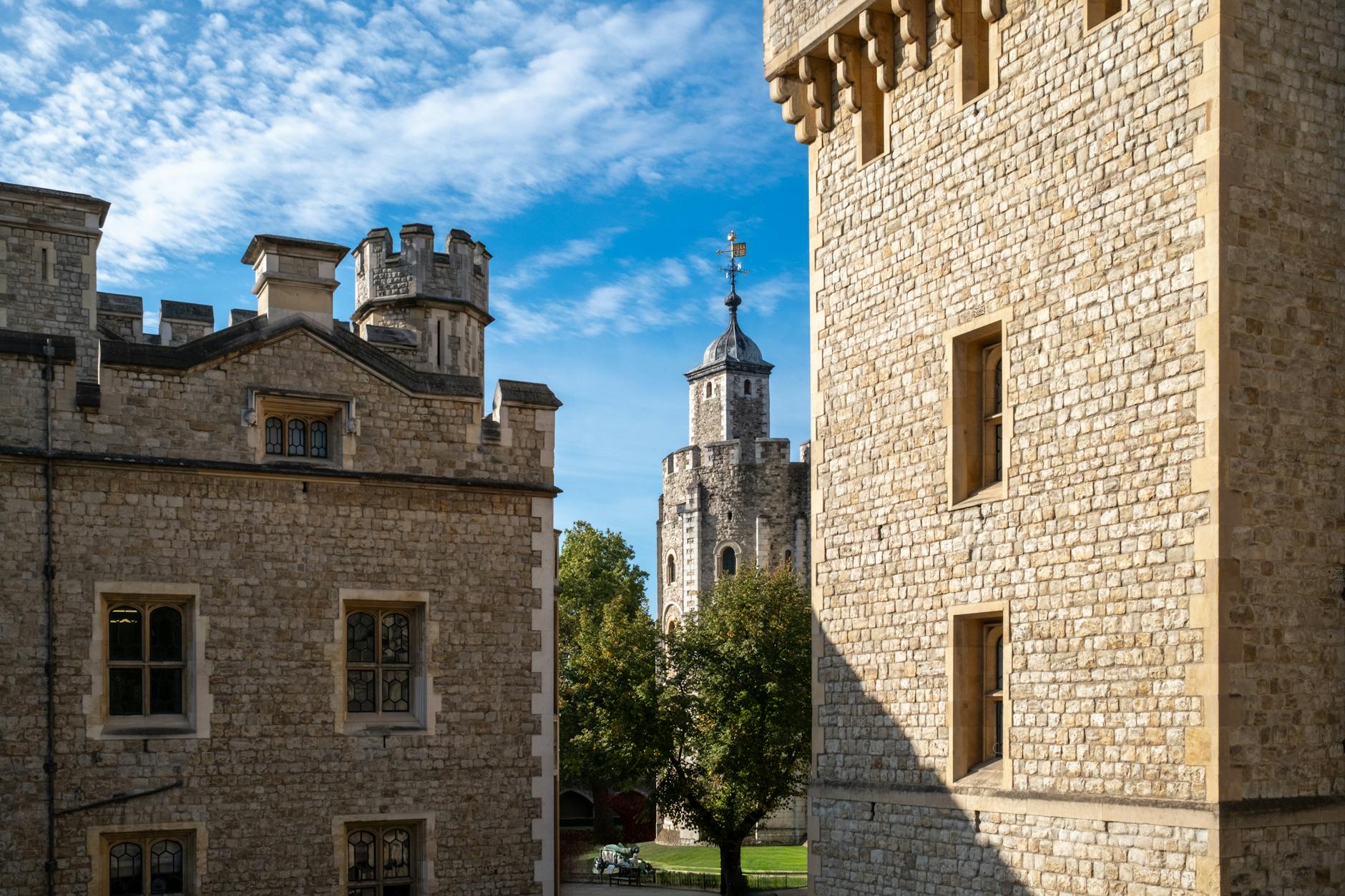 Kamienne wieże Tower of London na tle błękitnego nieba