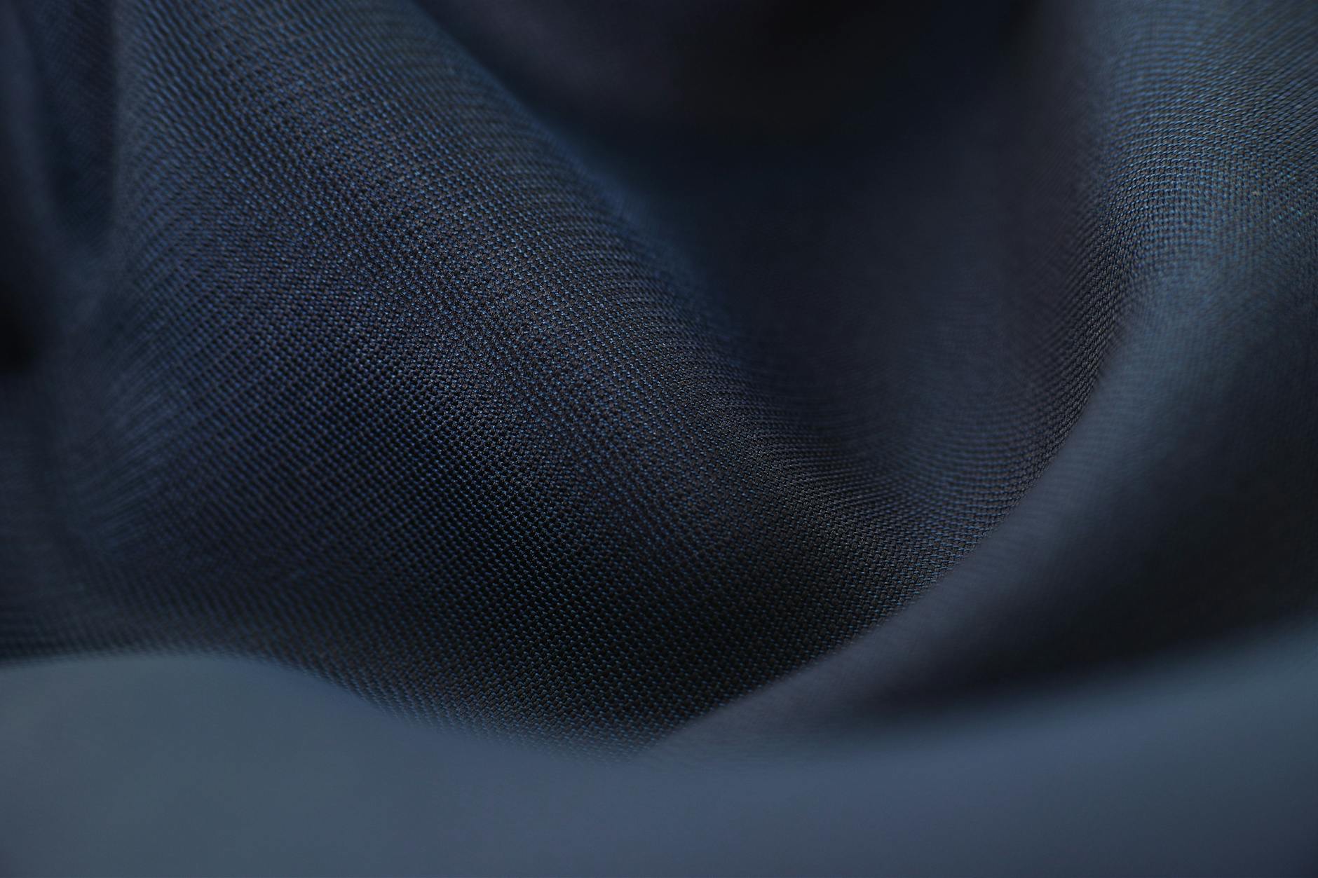 Zbliżenie niebieskiej, marszczonej tkaniny o wyraźnym splocie