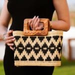 Kobieta z boho torebką handmade wśród straganów na tunezyjskim targu