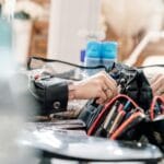 Wizażystka układa pędzle i kosmetyki w profesjonalnym organizerze