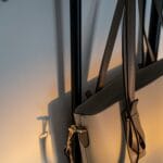 Elegancka torebka z ekoskóry wisząca na ścianie w miękkim świetle