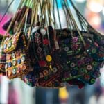 Kolorowe haftowane torebki handmade wiszące na straganie na bazarze