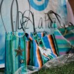 Kolorowe pasiiste torebki handmade z zawieszkami gwiazdek na straganie