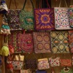 Kolorowe tradycyjne torebki handmade z haftem i wzorami etnicznymi