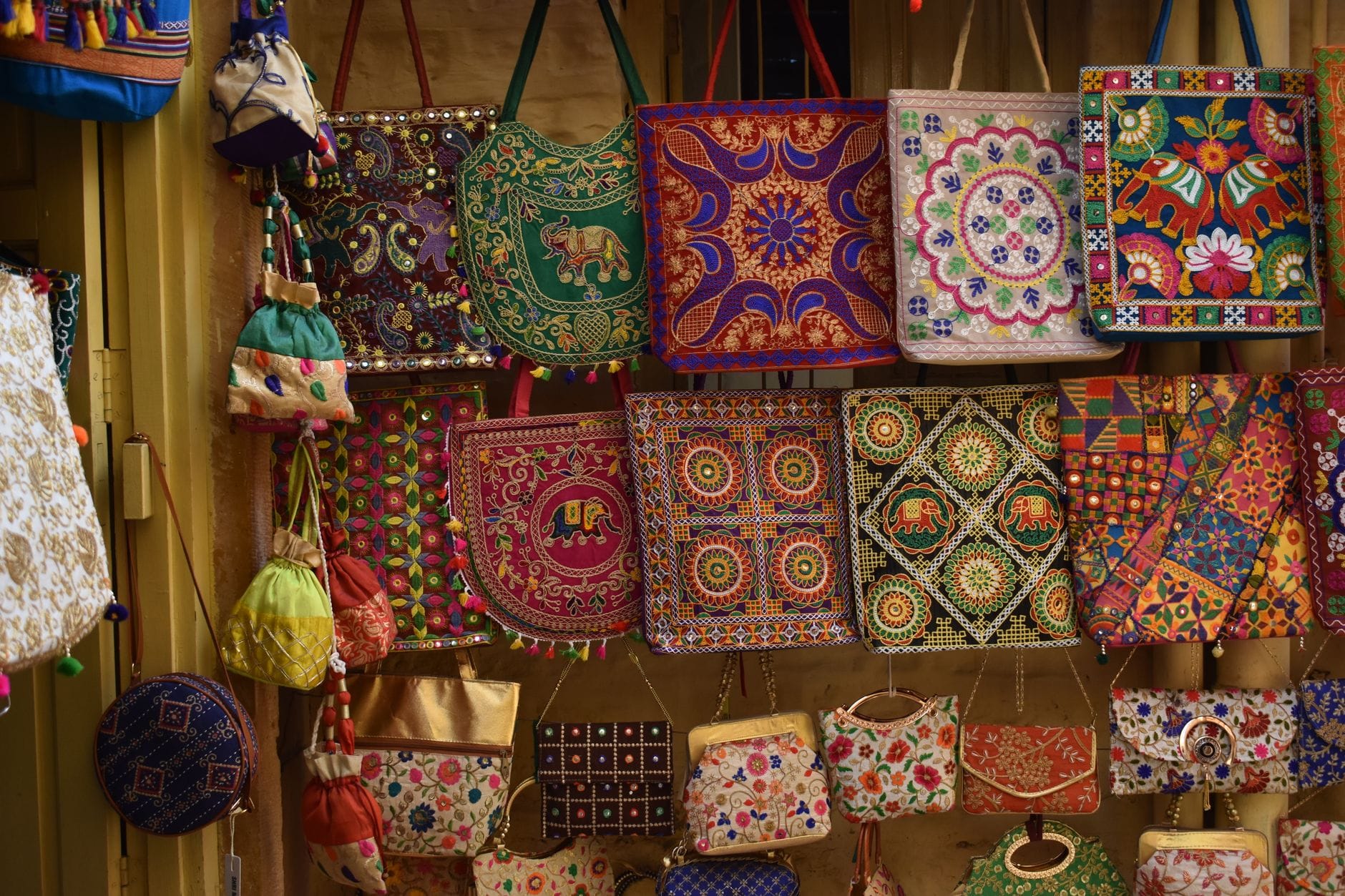 Kolorowe tradycyjne torebki handmade z haftem i wzorami etnicznymi