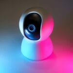 Nowoczesna kamera smart w niebiesko-różowym neonowym oświetleniu
