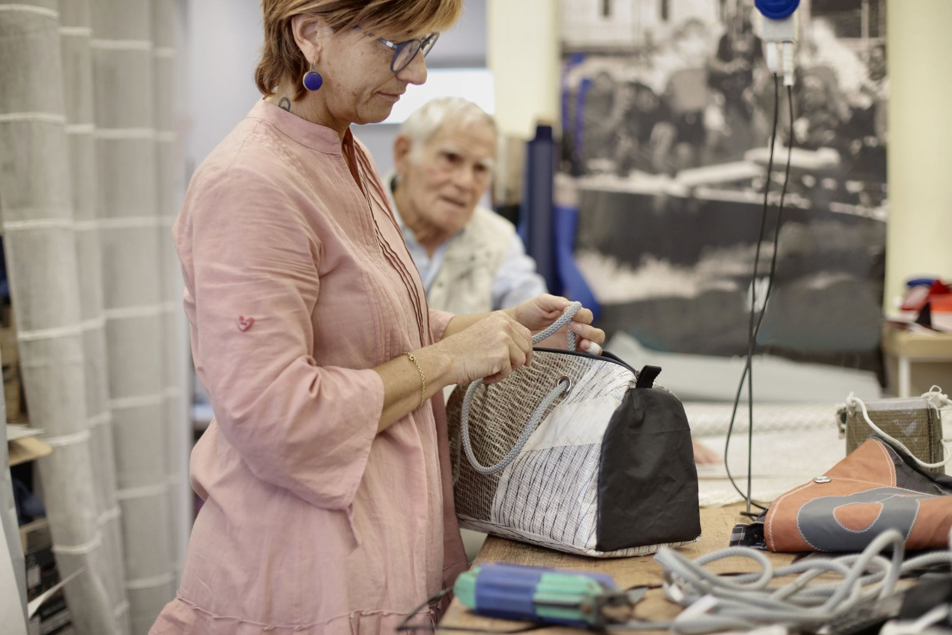 Jak dobrać podszewkę do torebki handmade, żeby była trwała i łatwa do czyszczenia Rękodzielniczka sprawdza detale torebki handmade w pracowni