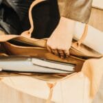 Skórzana torba shopper z laptopem i notesem na biurku