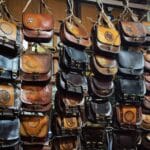 Skórzane torebki handmade z artystycznymi wzorami na wystawie w sklepie