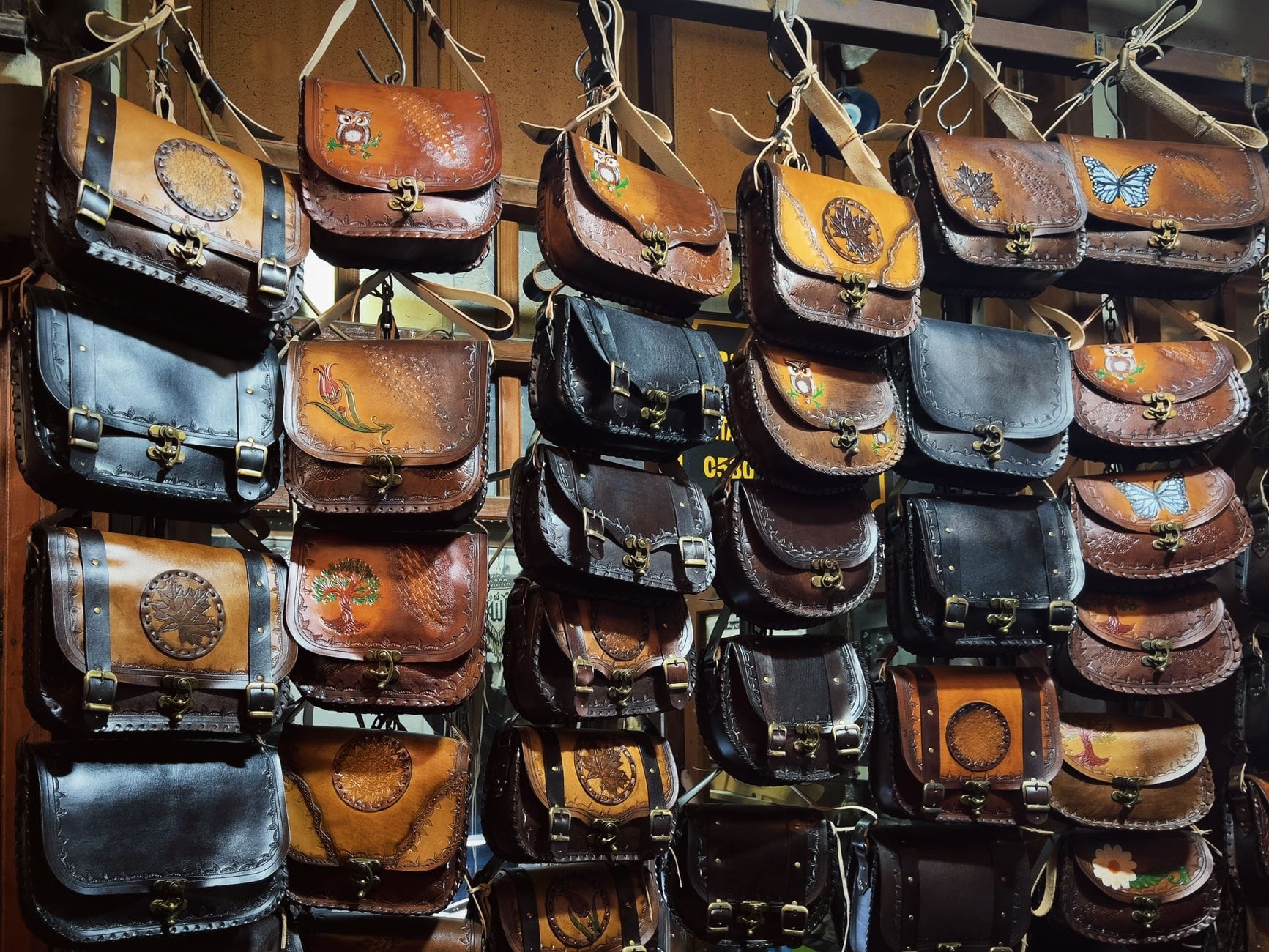 Rękodzielniczka sprawdza detale torebki handmade w pracowni