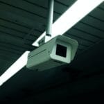Zbliżenie na sufitową kamerę monitoringu w domowym wnętrzu