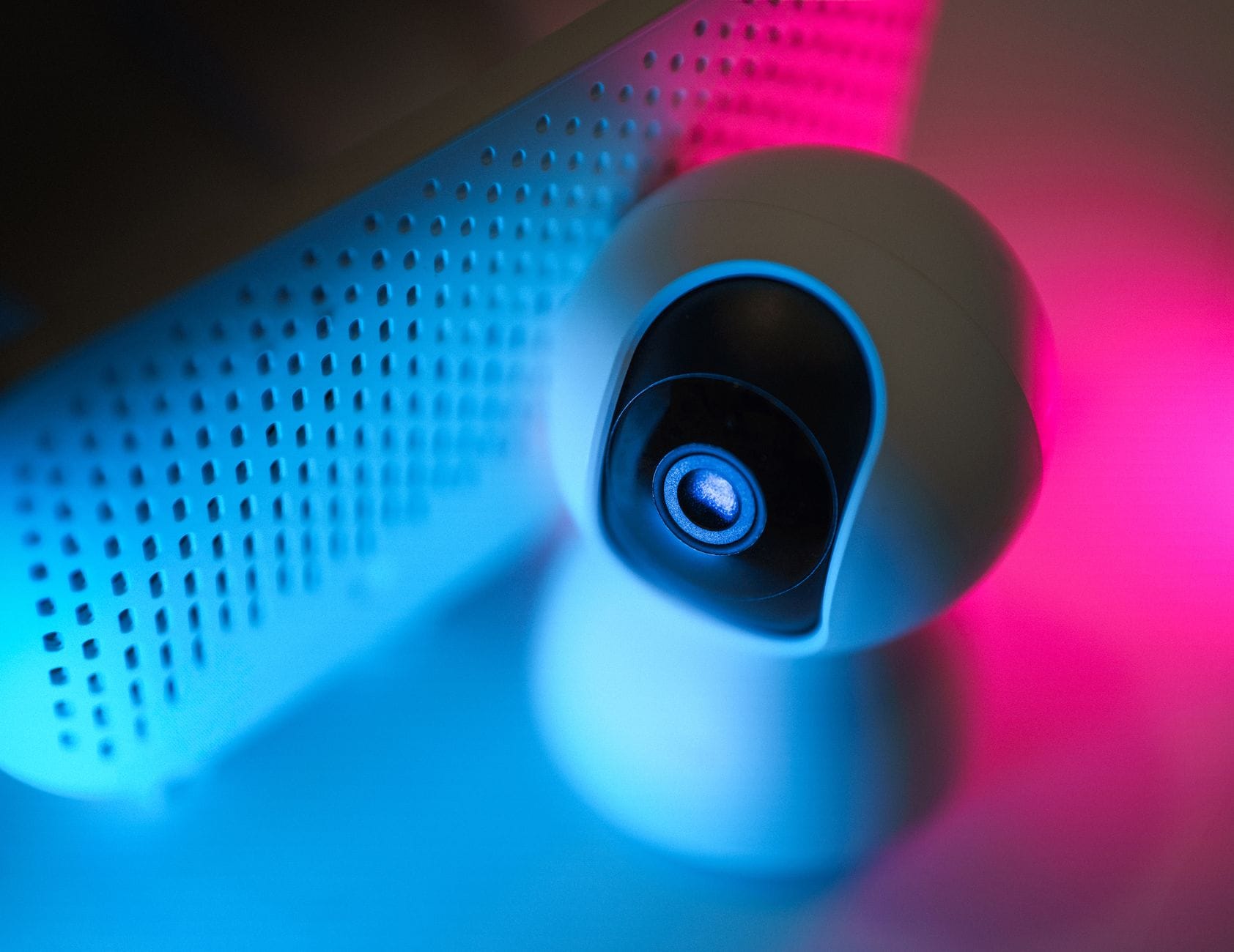 Zbliżenie nowoczesnej kamery monitoringu w neonowym oświetleniu