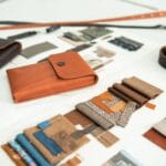 Ekoskóra i próbki tkanin rozłożone na stole w pracowni projektowej