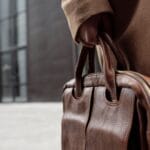 Zbliżenie na skórzaną aktówkę trzymaną przez osobę w zimowym stroju